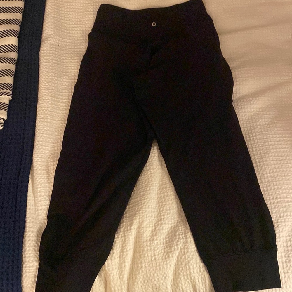 Lululemon align cropped joggers size 6 no interior tag-like new condition- black